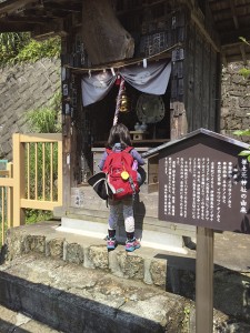 登山の安全をお祈りする娘